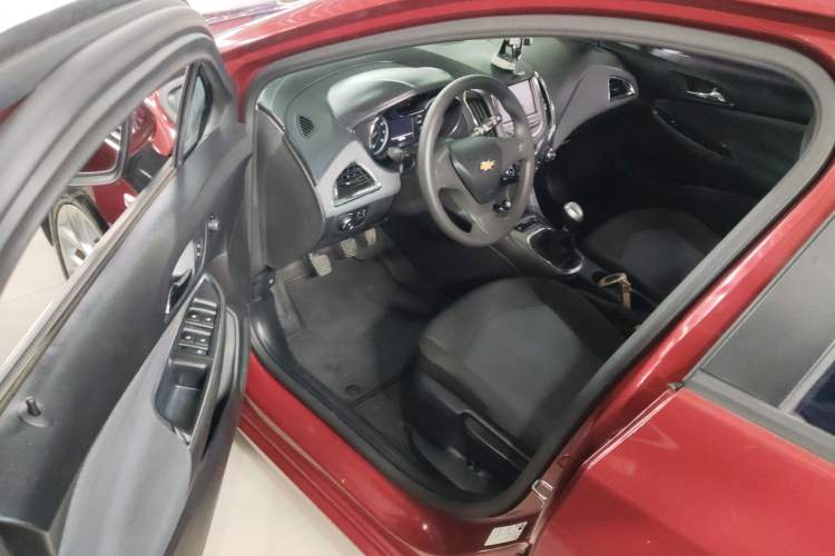 Used Chevrolet Cruze 2017 1.5L Hatchback Manual Pioneer Edition Driver Seat