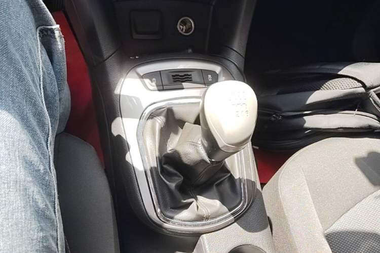 Used Chevrolet Cruze 2017 1.5L Manual Pioneer Edition Gear Lever