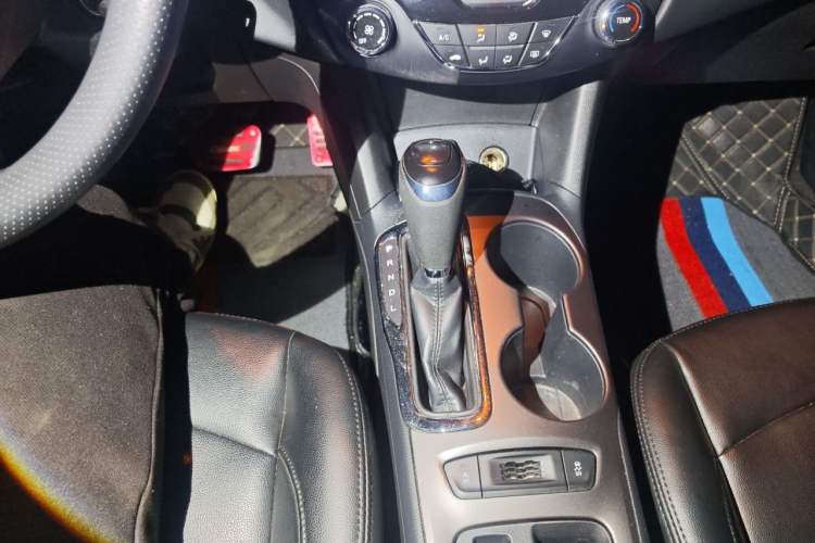 Used Chevrolet Cruze 2017 1.5L Automatic Pioneer Sunroof Edition Gear Lever
