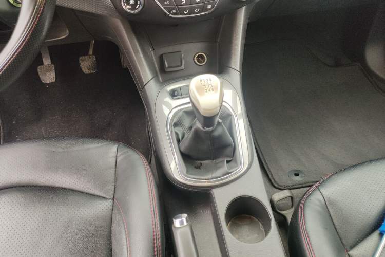 Used Chevrolet Cruze 2017 1.5L Manual Pioneer Edition Gear Lever