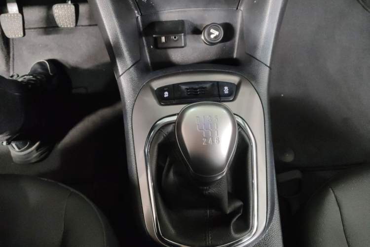 Used Chevrolet Cruze 2017 1.5L Hatchback Manual Pioneer Edition Gear Lever