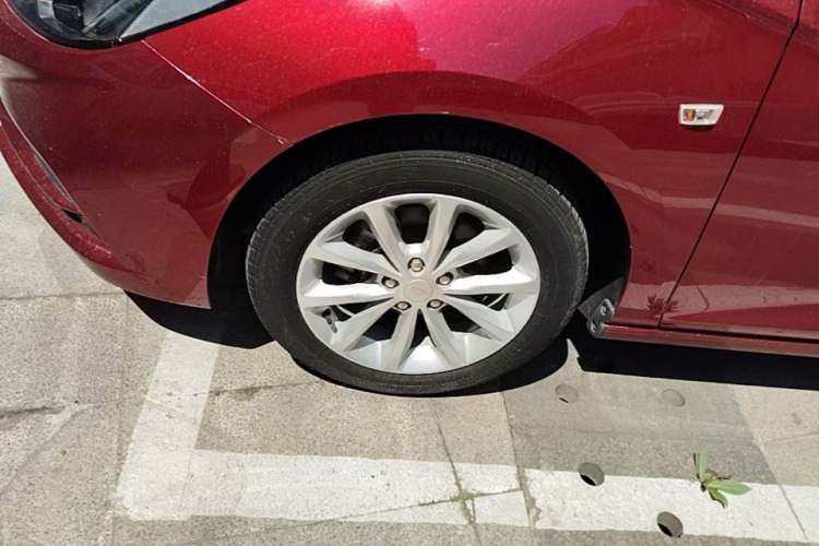 Used Chevrolet Cruze 2017 1.5L Manual Pioneer Edition Left Front Wheel Hub