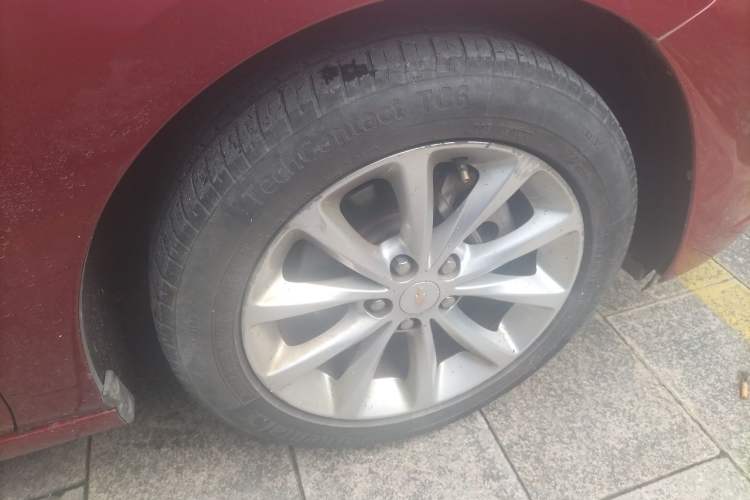 Used Chevrolet Cruze 2017 1.5L Automatic Pioneer Sunroof Edition Right Front Wheel Hub