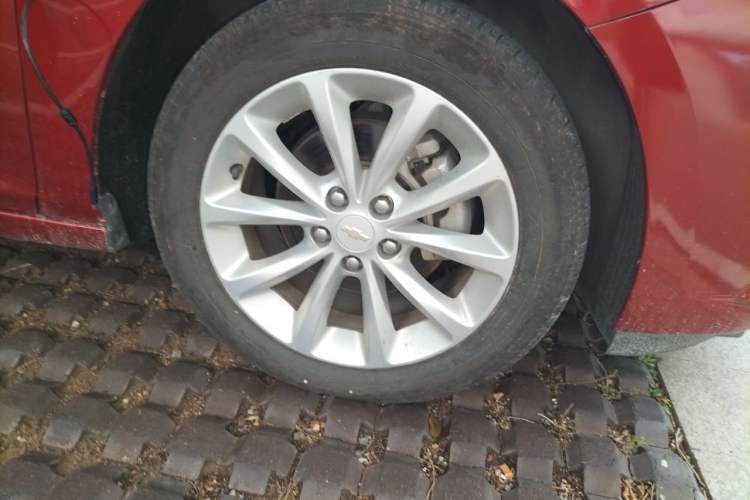 Used Chevrolet Cruze 2017 1.5L Automatic Pioneer Sunroof Edition Right Front Wheel Hub