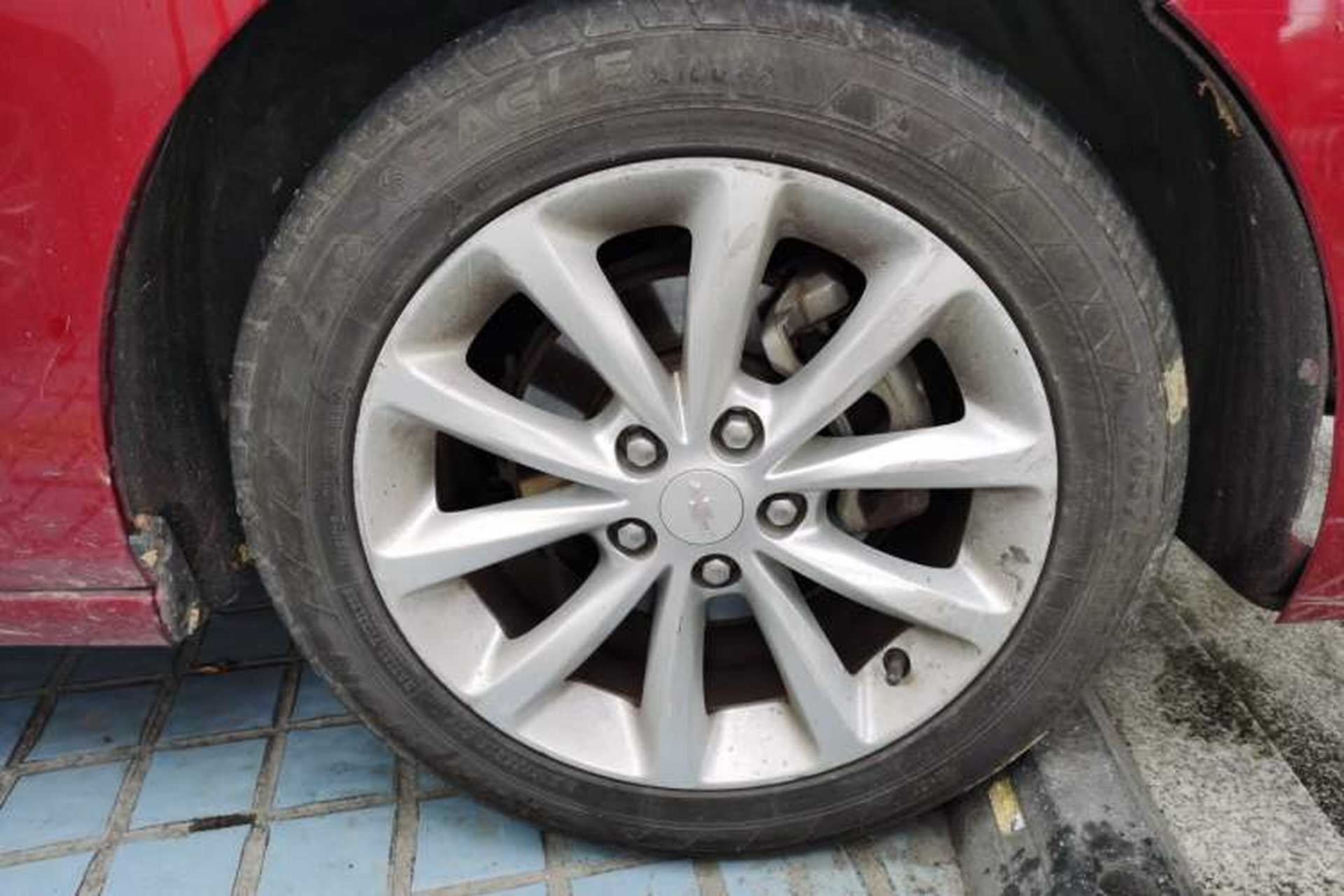Used Chevrolet Cruze 2017 1.5L Automatic Pioneer Sunroof Edition Right Front Wheel Hub