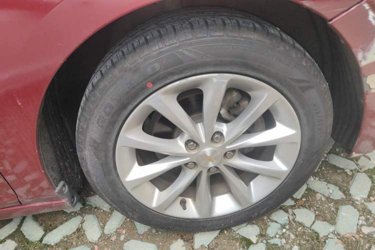 Used Chevrolet Cruze 2017 1.5L Automatic Pioneer Sunroof Edition Right Front Wheel Hub