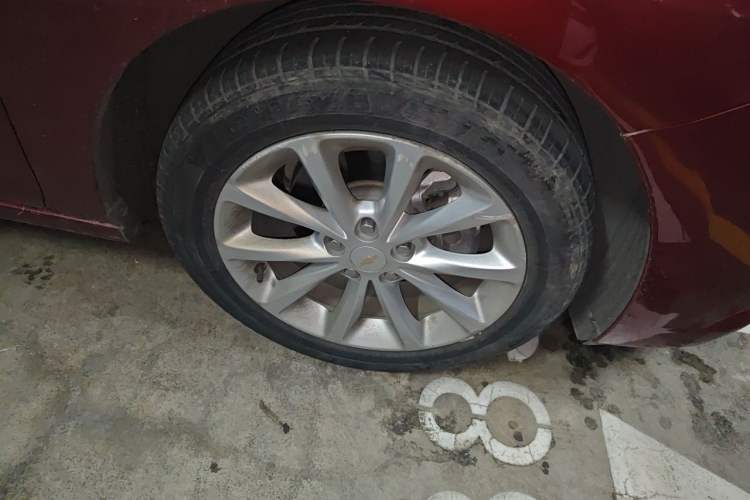 Used Chevrolet Cruze 2017 1.5L Automatic Pioneer Sunroof Edition Right Front Wheel Hub