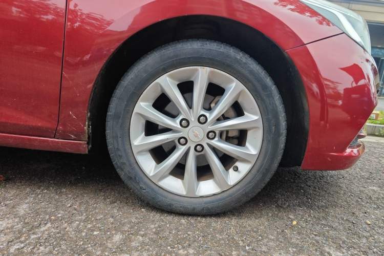 Used Chevrolet Cruze 2017 1.5L Automatic Pioneer Sunroof Edition Right Front Wheel Hub