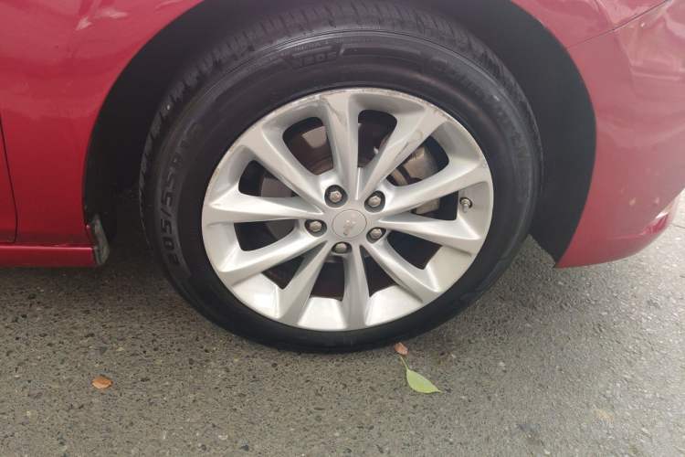 Used Chevrolet Cruze 2017 1.5L Automatic Pioneer Sunroof Edition Right Front Wheel Hub