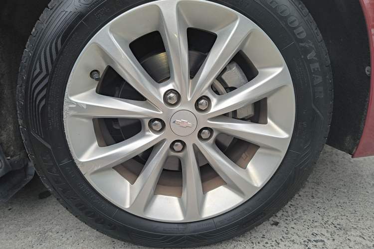 Used Chevrolet Cruze 2017 1.5L Automatic Pioneer Sunroof Edition Right Front Wheel Hub