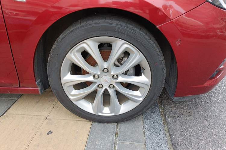 Used Chevrolet Cruze 2017 1.4T Hatchback Dual-Clutch Lingfeng Edition Right Front Wheel Hub