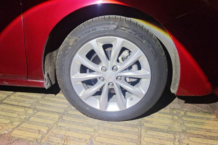 Used Chevrolet Cruze 2017 1.5L Automatic Pioneer Sunroof Edition Right Front Wheel Hub
