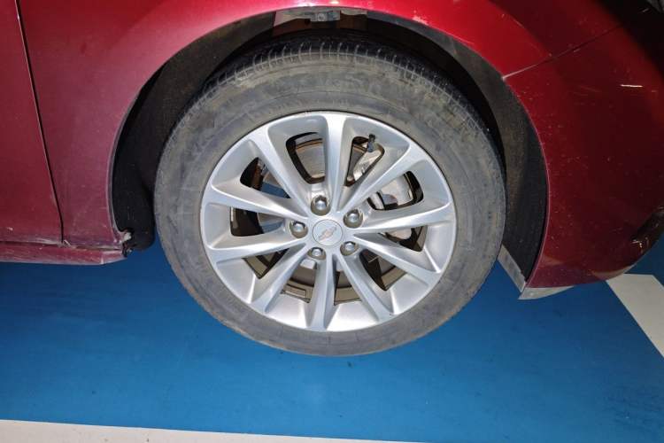 Used Chevrolet Cruze 2017 1.5L Automatic Pioneer Sunroof Edition Right Front Wheel Hub