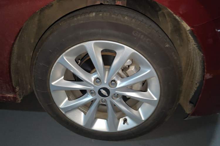 Used Chevrolet Cruze 2017 1.5L Automatic Pioneer Sunroof Edition Right Front Wheel Hub