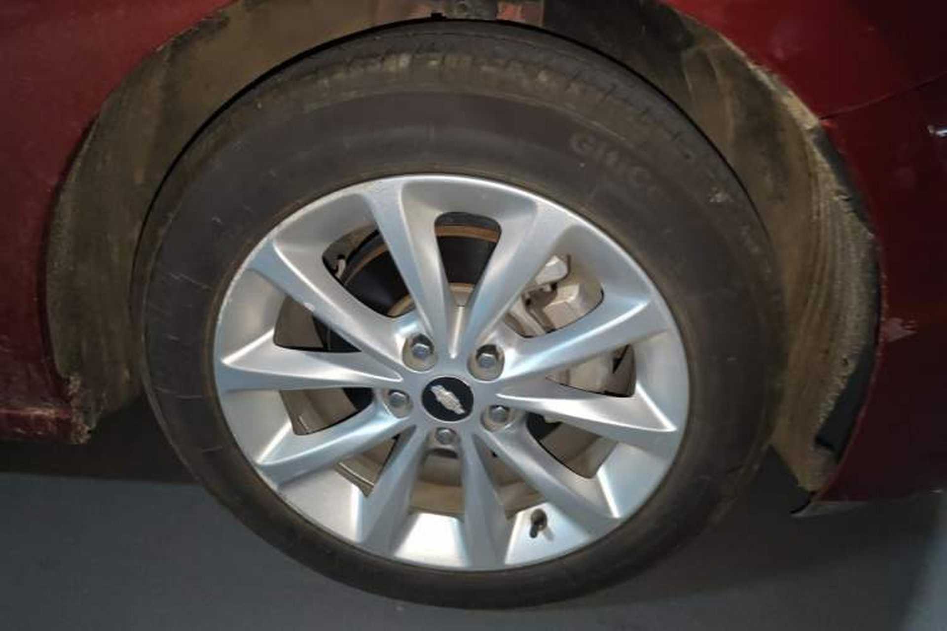 Used Chevrolet Cruze 2017 1.5L Automatic Pioneer Sunroof Edition Right Front Wheel Hub
