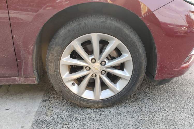 Used Chevrolet Cruze 2017 1.5L Automatic Pioneer Sunroof Edition Right Front Wheel Hub