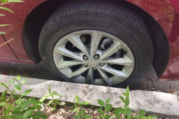 Used Chevrolet Cruze 2017 1.5L Automatic Pioneer Sunroof Edition Right Front Wheel Hub