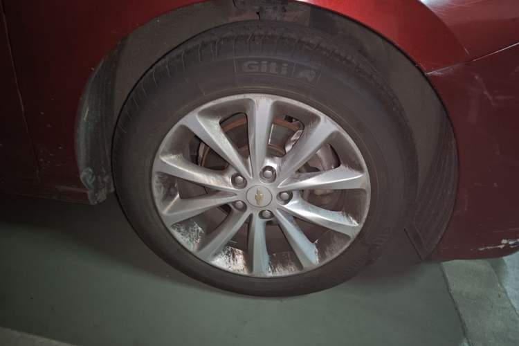 Used Chevrolet Cruze 2017 1.5L Automatic Pioneer Sunroof Edition Right Front Wheel Hub