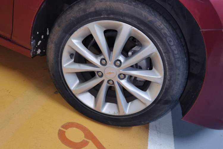 Used Chevrolet Cruze 2017 1.5L Automatic Pioneer Sunroof Edition Right Front Wheel Hub