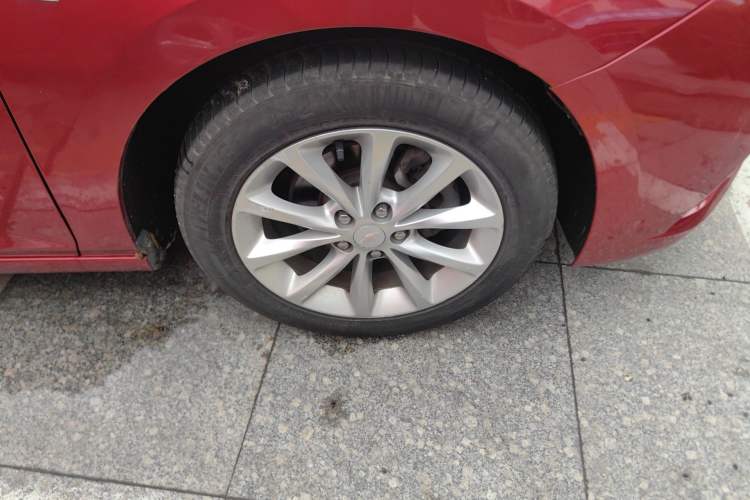 Used Chevrolet Cruze 2017 1.5L Automatic Pioneer Sunroof Edition Right Front Wheel Hub