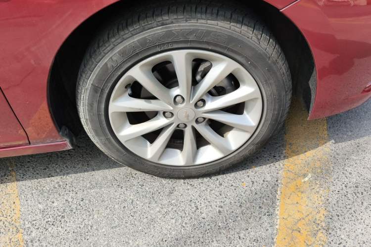 Used Chevrolet Cruze 2017 1.5L Automatic Pioneer Sunroof Edition Right Front Wheel Hub