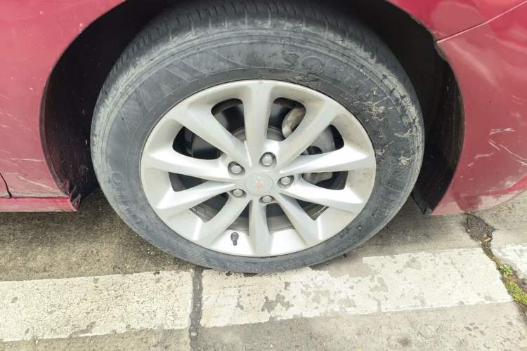 Used Chevrolet Cruze 2017 1.5L Automatic Pioneer Sunroof Edition Right Front Wheel Hub
