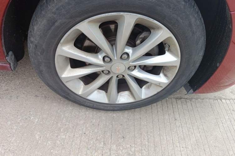 Used Chevrolet Cruze 2017 1.5L Automatic Pioneer Sunroof Edition Right Front Wheel Hub