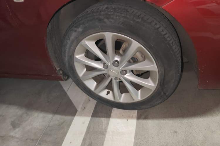 Used Chevrolet Cruze 2017 1.5L Automatic Pioneer Sunroof Edition Right Front Wheel Hub