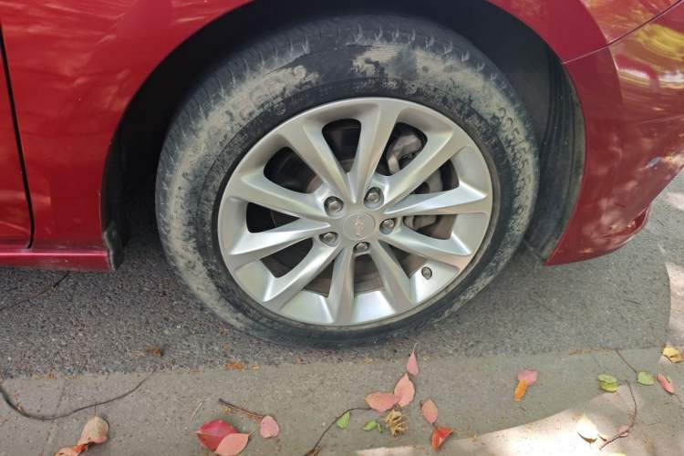 Used Chevrolet Cruze 2017 1.5L Automatic Pioneer Sunroof Edition Right Front Wheel Hub