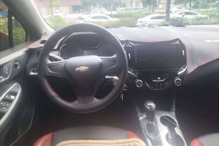 Used Chevrolet Cruze 2017 1.5L Automatic Pioneer Sunroof Edition Steering Wheel
