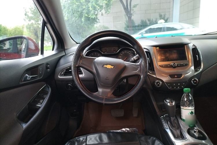 Used Chevrolet Cruze 2017 1.5L Automatic Pioneer Sunroof Edition Steering Wheel