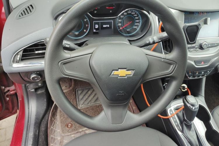 Used Chevrolet Cruze 2017 1.5L Automatic Pioneer Sunroof Edition Steering Wheel