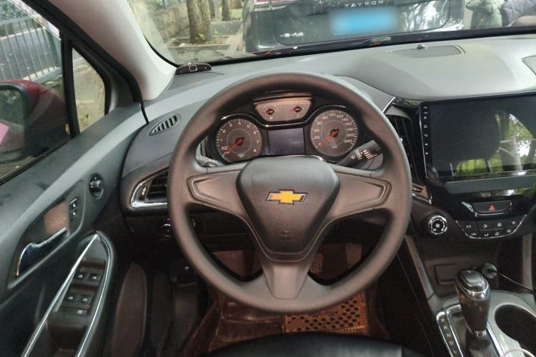 Used Chevrolet Cruze 2017 1.5L Automatic Pioneer Sunroof Edition Steering Wheel