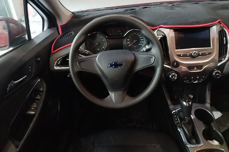 Used Chevrolet Cruze 2017 1.5L Automatic Pioneer Sunroof Edition Steering Wheel