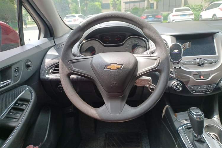 Used Chevrolet Cruze 2017 1.5L Automatic Pioneer Sunroof Edition Steering Wheel