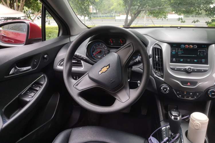 Used Chevrolet Cruze 2017 1.5L Automatic Pioneer Sunroof Edition Steering Wheel