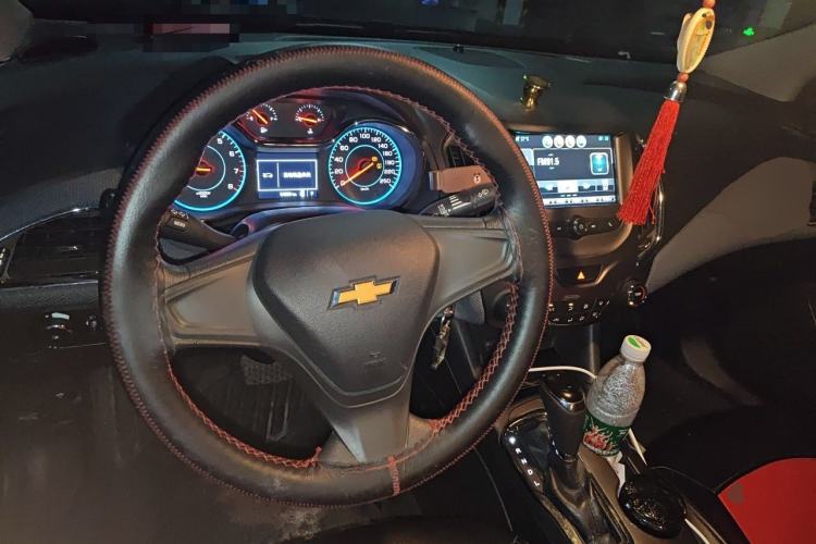 Used Chevrolet Cruze 2017 1.5L Automatic Pioneer Sunroof Edition Steering Wheel