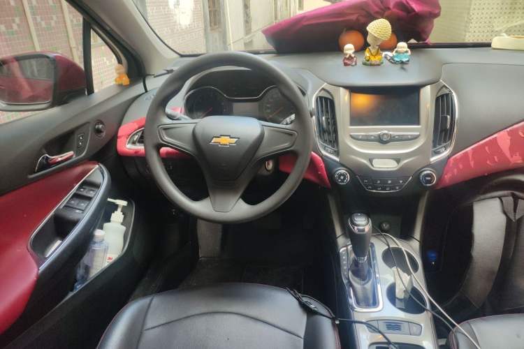 Used Chevrolet Cruze 2017 1.5L Automatic Pioneer Sunroof Edition Steering Wheel