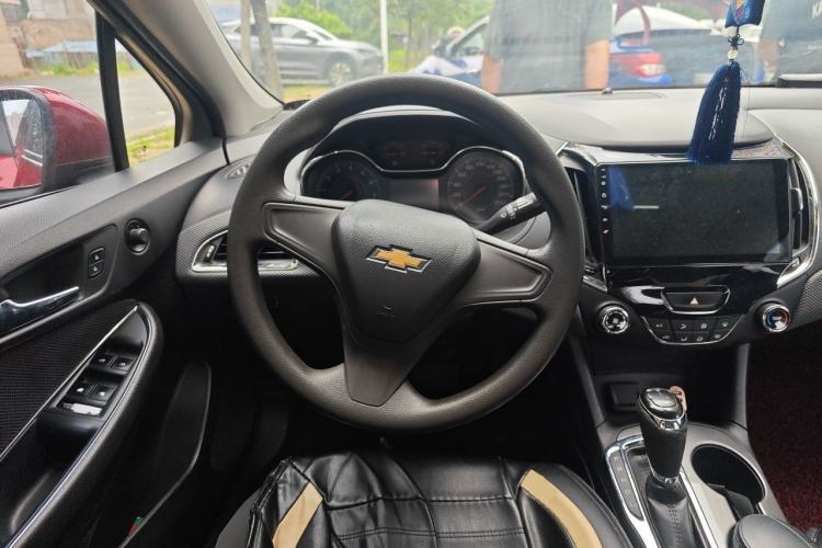 Used Chevrolet Cruze 2017 1.5L Automatic Pioneer Sunroof Edition Steering Wheel