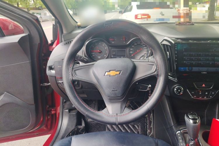 Used Chevrolet Cruze 2017 1.5L Automatic Pioneer Sunroof Edition Steering Wheel