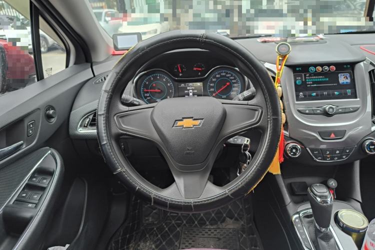 Used Chevrolet Cruze 2017 1.5L Automatic Pioneer Sunroof Edition Steering Wheel