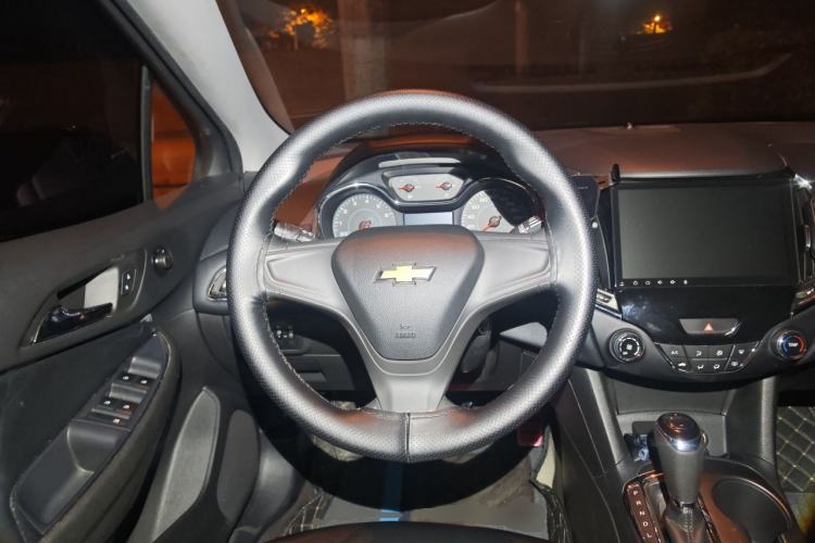 Used Chevrolet Cruze 2017 1.5L Automatic Pioneer Sunroof Edition Steering Wheel