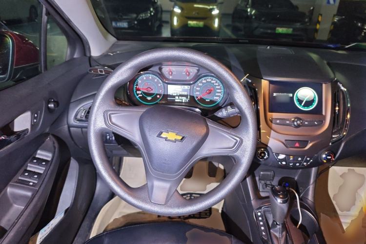 Used Chevrolet Cruze 2017 1.5L Automatic Pioneer Sunroof Edition Steering Wheel
