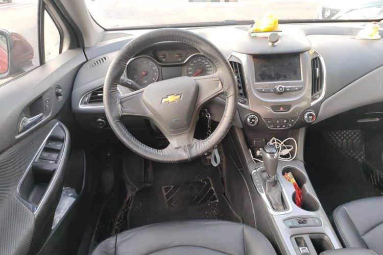 Used Chevrolet Cruze 2017 1.5L Automatic Pioneer Sunroof Edition Steering Wheel