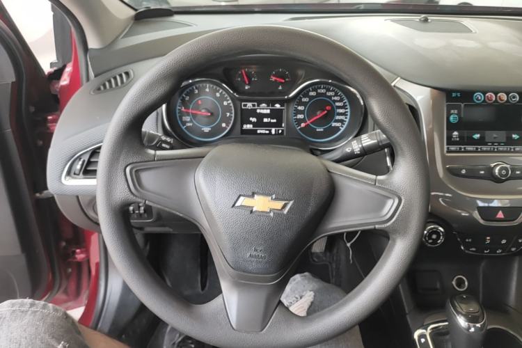 Used Chevrolet Cruze 2017 1.5L Automatic Pioneer Sunroof Edition Steering Wheel