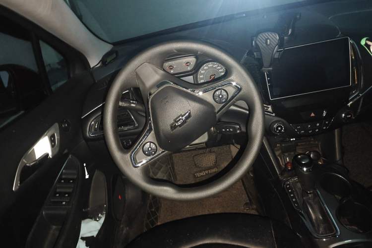 Used Chevrolet Cruze 2017 1.5L Automatic Pioneer Sunroof Edition Steering Wheel