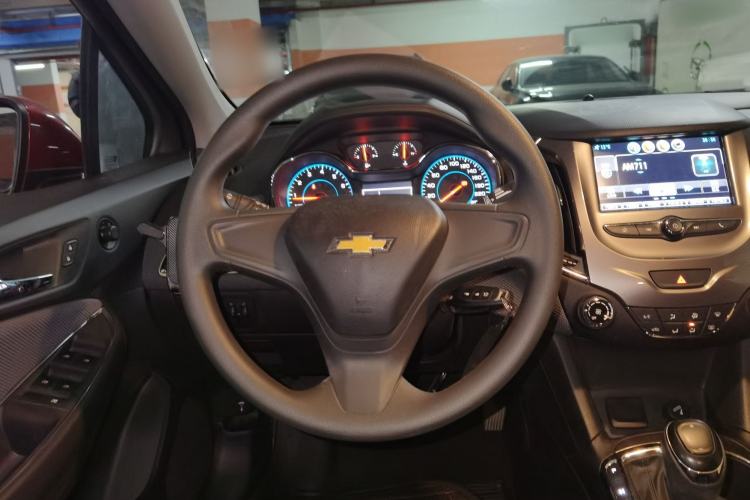 Used Chevrolet Cruze 2017 1.5L Automatic Pioneer Sunroof Edition Steering Wheel