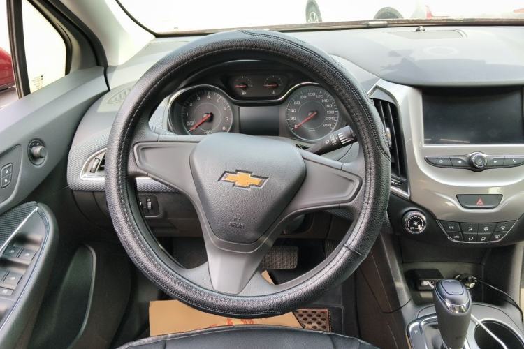 Used Chevrolet Cruze 2017 1.5L Automatic Pioneer Sunroof Edition Steering Wheel