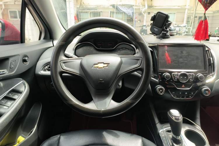 Used Chevrolet Cruze 2017 1.5L Automatic Pioneer Sunroof Edition Steering Wheel