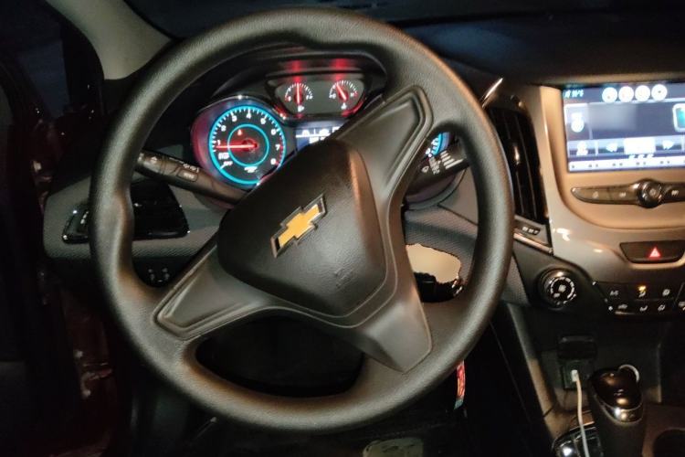 Used Chevrolet Cruze 2017 1.5L Automatic Pioneer Sunroof Edition Steering Wheel